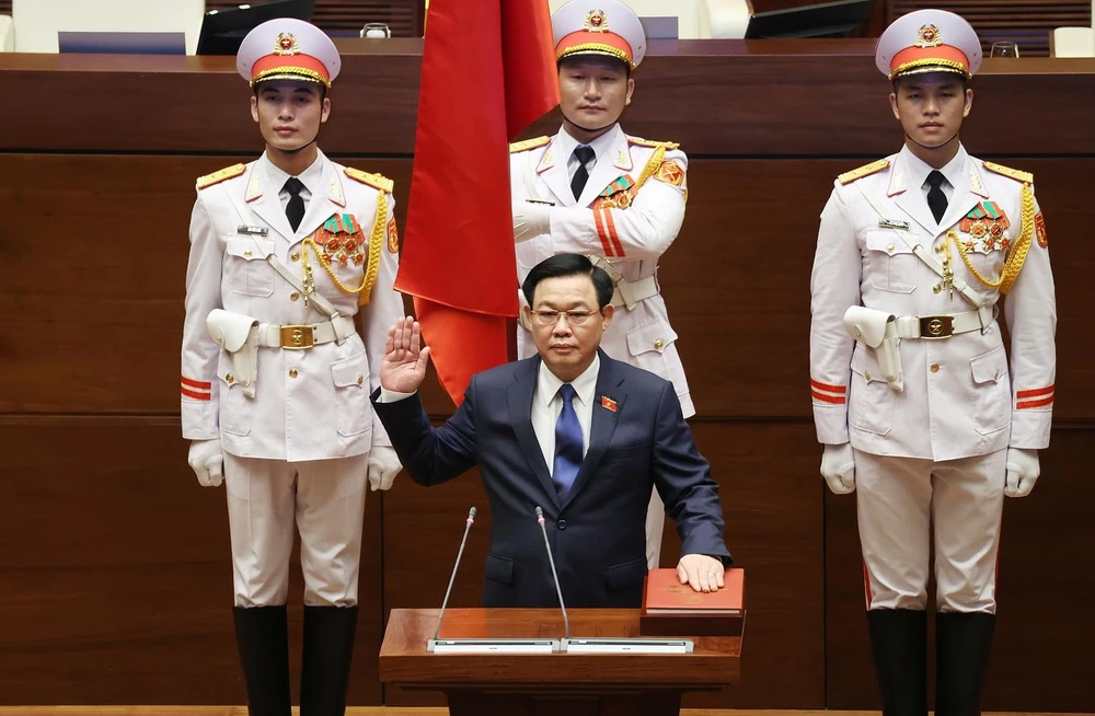 Chủ tịch Quốc hội Vương Đình Huệ tuyên thệ. (Ảnh: Dương Giang-TTXVN)