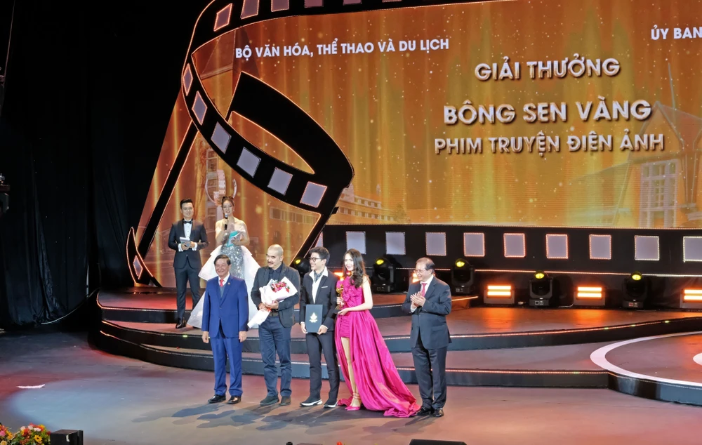 Phim “Tro tàn rực rỡ” của đạo diễn Bùi Thạc Chuyên đã đoạt giải thưởng Bông sen Vàng danh giá của thể loại phim truyện điện ảnh. (Ảnh: Nguyễn Dũng/TTXVN)