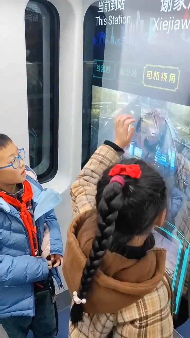Choáng ngợp với công nghệ trên tàu điện ngầm ở Trùng Khánh