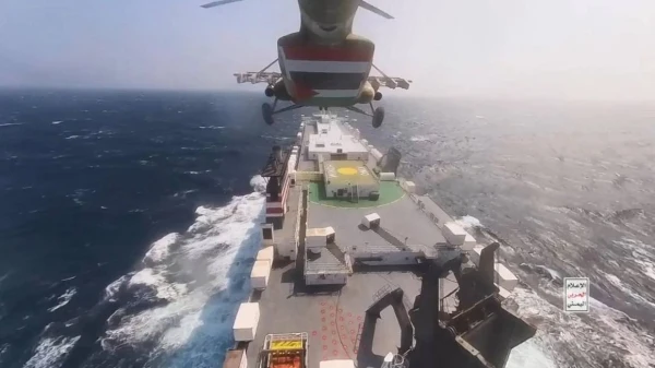 Ảnh chụp màn hình từ video của Houthi ghi lại hình ảnh lực lượng này chiếm tàu vận chuyển Galaxy Leader ở Biển Đỏ ngày 20/11/2023.