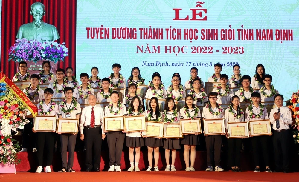 Tỉnh Nam Định tôn vinh các học sinh giỏi năm học 2022-2023 (Ảnh: Nguyễn Lành/TTXVN)