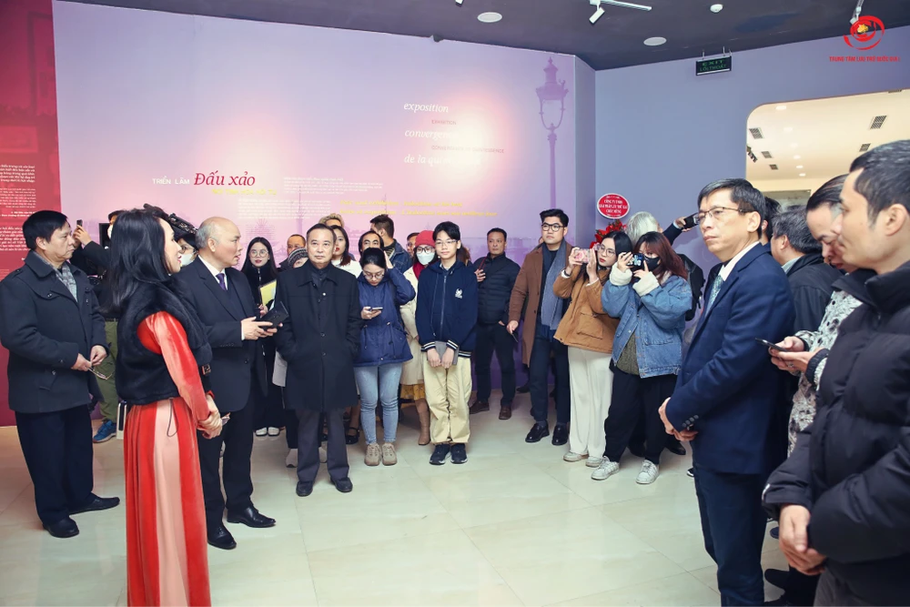 Các đại biểu, khách mời tham quan Triển lãm "Đấu xảo - nơi tinh hoa hội tụ" (Nguồn: Trung tâm Lưu trữ Quốc gia I) 
