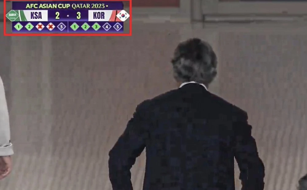 Roberto Mancini bỏ vào đường hầm trước khi Hàn Quốc sút quả quyết định.
