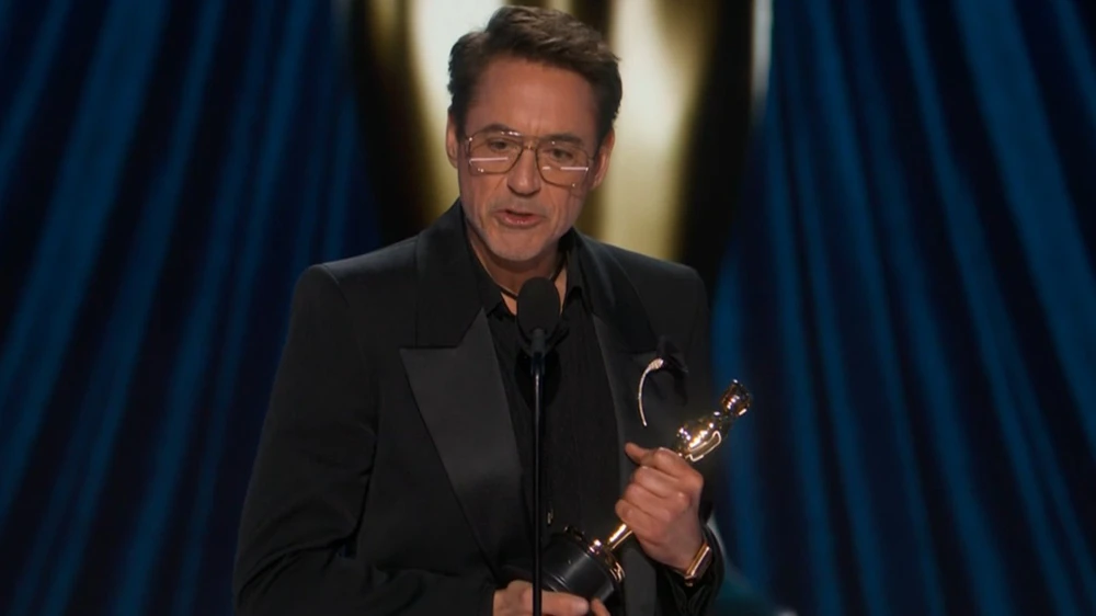 Robert Downey Jr với tượng vàng Oscar