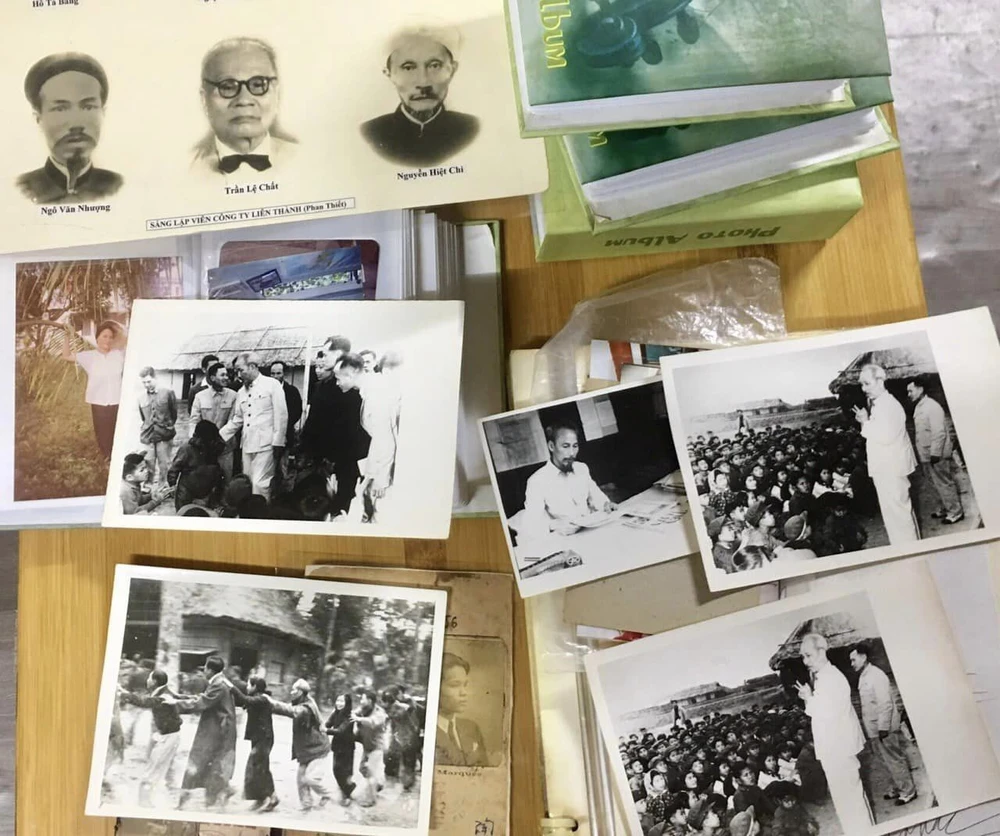 Những tài liệu ảnh được ông Bùi Sơn Định trao tặng cho Trung tâm Lưu trữ quốc gia III ngày 19/8/2022.
