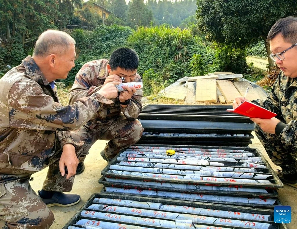 Các chuyên gia Trung Quốc tại nơi phát hiện mạch quặng vàng ở Hồ Nam (Nguồn: People's Daily)