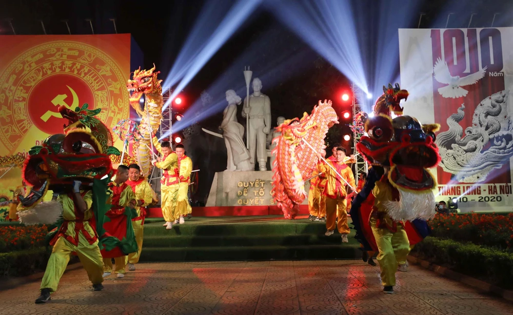 Màn múa rồng và múa chạy cờ đặc sắc đã mở màn cho chương trình nghệ thuật “Hào khí Thăng Long.” (Ảnh: Thanh Tùng/TTXVN) 