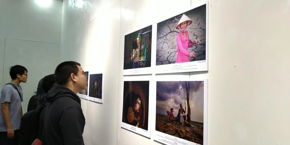 Triển lãm trưng bày 50 bức ảnh xuất sắc nhất lựa chọn từ cuộc thi ảnh của Liên hợp quốc. (Ảnh: Minh Thu/Vietnam+)