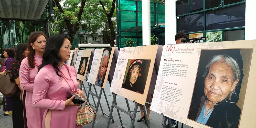Triển lãm “Mẹ” giới thiệu các bức ảnh của Đại tá, nhà báo, nghệ sỹ nhiếp ảnh Trần Hồng. (Ảnh: Minh Thu/Vietnam+)