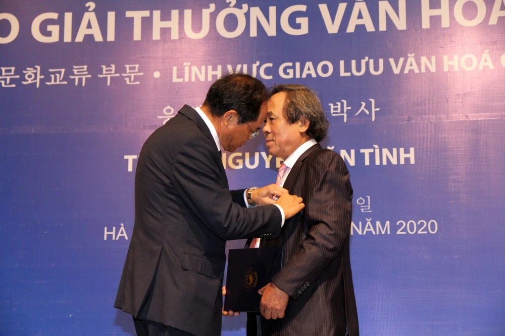 Ông Nguyễn Văn Tình, nguyên Cục trưởng Cục Hợp tác quốc tế, nhận giải thưởng Sejong. (Ảnh: PV/Vietnam+)