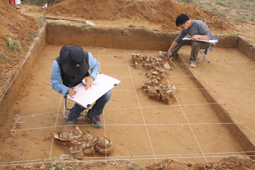 Cán bộ Bảo tàng Lịch sử Quốc gia và Bảo tàng Quốc gia Hàn Quốc xử lý hiện trường khai quật, năm 2012. (Ảnh: BTLSQG)