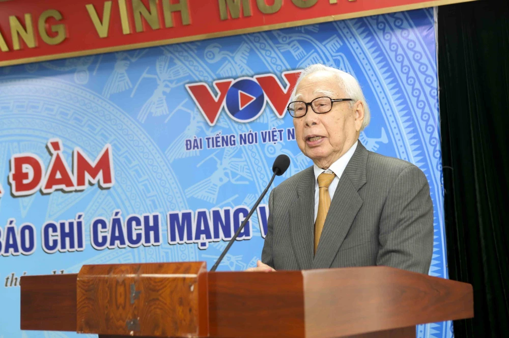 Nhà báo Phan Quang phát biểu tại một buổi tọa đàm do Hội Nhà báo Việt Nam tổ chức ngày 11/11. (Ảnh: Tuấn Đức/Vietnam+)