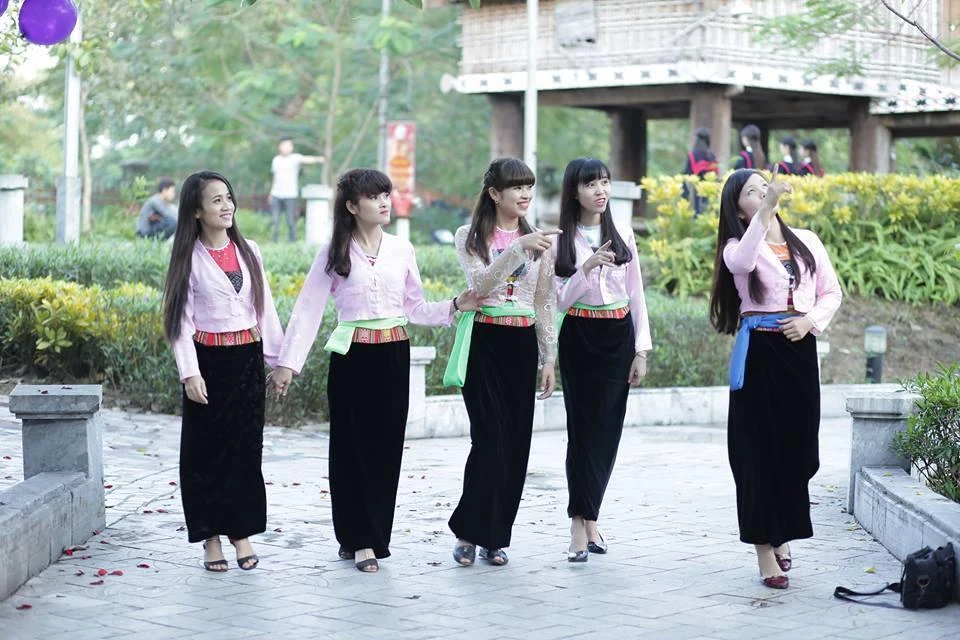 Những thiếu nữ Mường trong trang phục truyền thống. (Ảnh minh họa: Phạm Thiện)