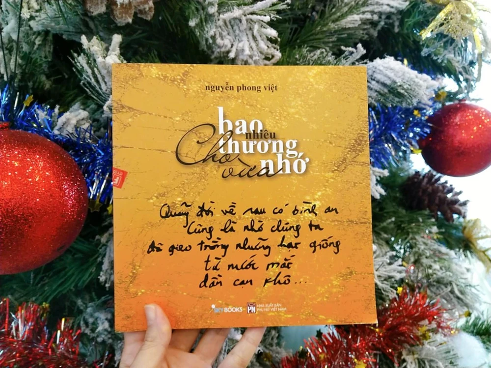 Đúng hẹn mỗi năm ra một tập thơ vào dịp Noel, nhà thơ Nguyễn Phong Việt xuất bản "Bao nhiêu thương nhớ cho vừa." (Ảnh: Minh Thu/Vietnam+)