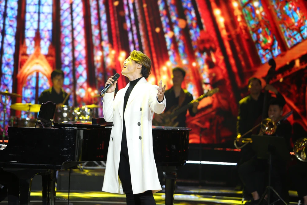 Ca sỹ Hà Anh Tuấn sẽ song ca cùng Thu Phương trong chương trình nghệ thuật chào năm mới. (Ảnh: VTV)