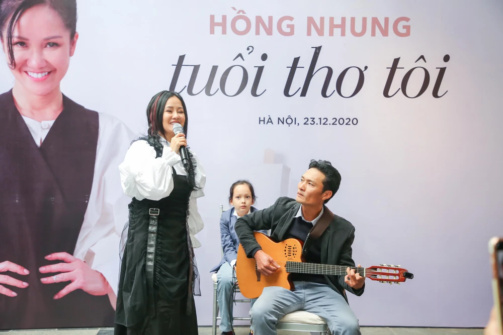 Hồng Nhung biểu diễn trong buổi ra mắt album tại Hà Nội. (Ảnh: NVCC)