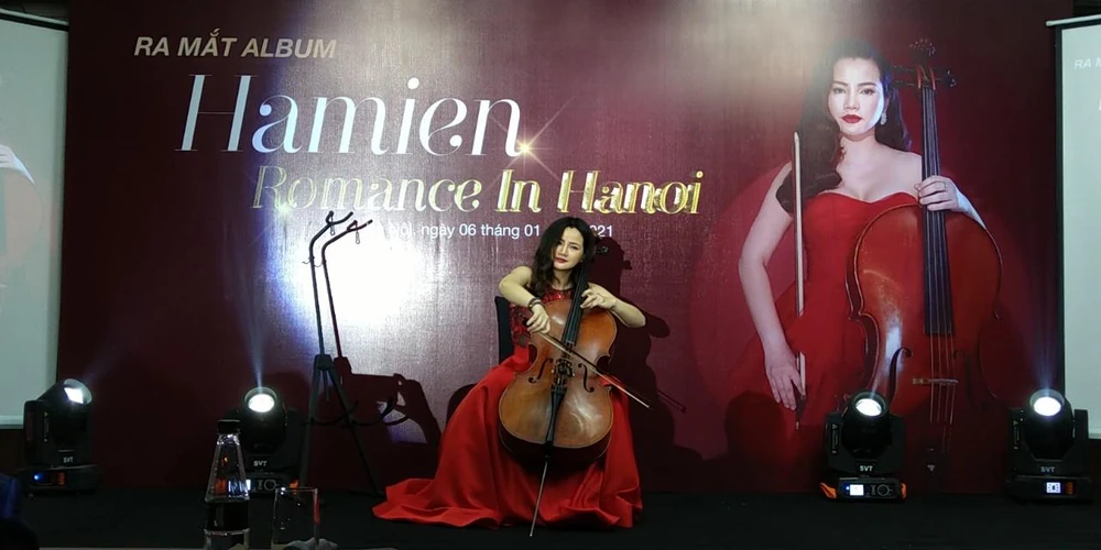 Nghệ sỹ Hà Miên biểu diễn tại lễ ra mắt album. (Ảnh: Minh Thu/Vietnam+)