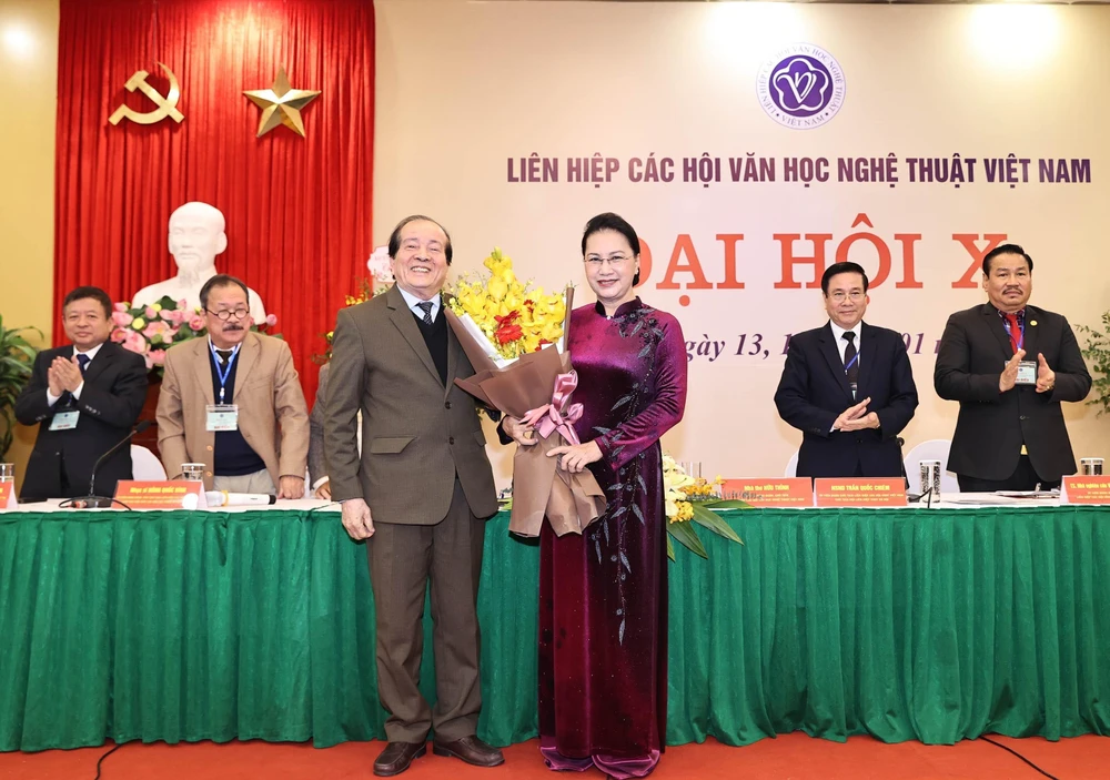Đại diện Liên hiệp các Hội Văn học Nghệ thuật Việt Nam tặng hoa Chủ tịch Quốc hội Nguyễn Thị Kim Ngân. (Ảnh: Trọng Đức/TTXVN) 