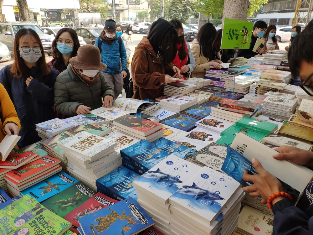 Độc giả nhiều lứa tuổi vẫn luôn mong ngóng được tham qua những hội chợ sách để được cầm trên tay những cuốn sách hay và đẹp. (Ảnh: PV/Vietnam+)