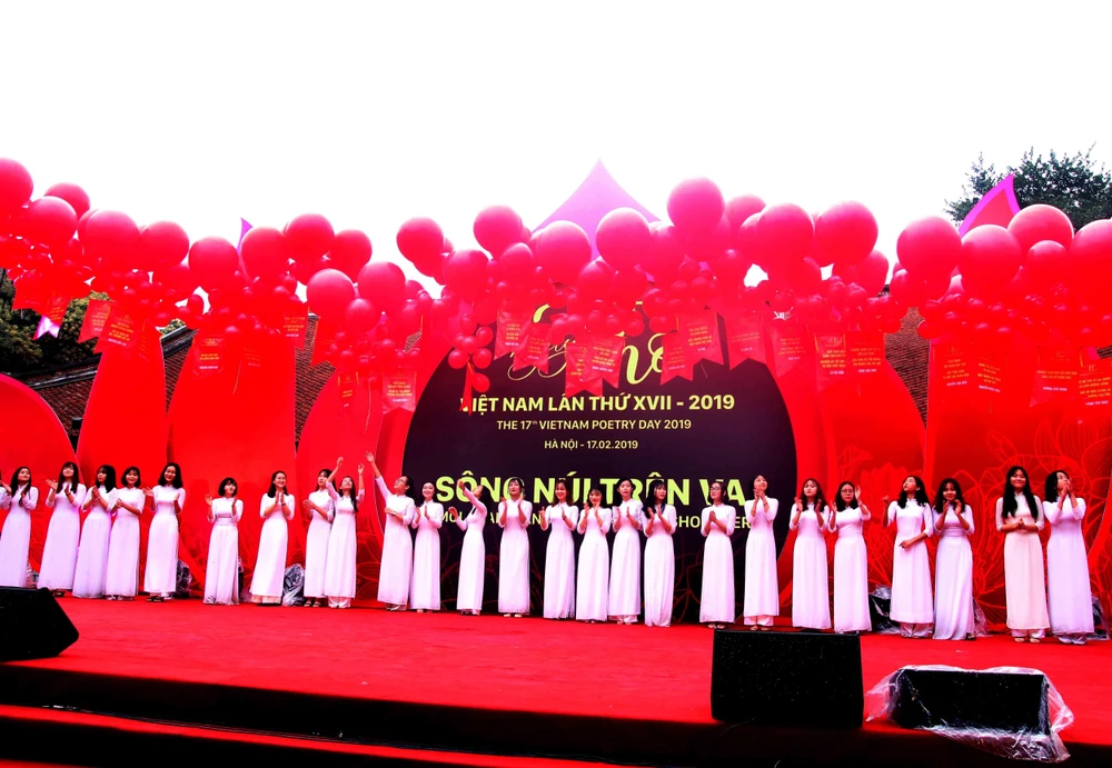 Ngày thơ Việt Nam là sự kiện thường niên diễn ra tại Văn Miếu-Quốc Tử Giám, thu hút sự quan tâm của những người yêu thơ. (Ảnh: Quang Quyết/TTTXVN)