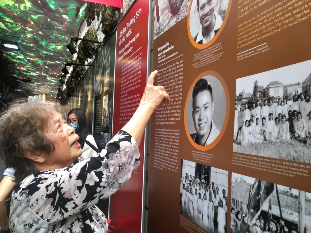 Bà Đỗ Hồng Phấn kể lại những kỷ niệm trong phong trào học sinh yêu nước. (Ảnh: Minh Thu/Vietnam+)