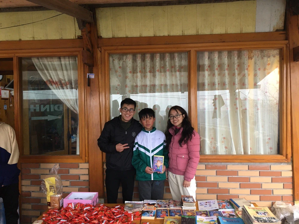 Lồ Thị Sáy (trái) và Câu lạc bộ sinh viên người Mông mang những món quà nhỏ đến với trẻ em vùng sâu vùng xa. (Ảnh: NVCC)