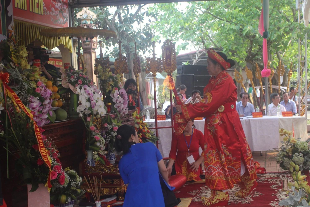 Điều kiện kinh tế phát triển khiến người dân có điều kiện thực hành tín ngưỡng. (Ảnh: Khiếu Tư/TTXVN)