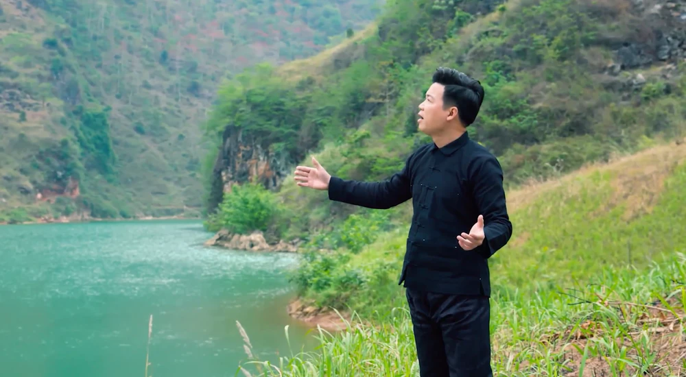 Ca sỹ Vũ Thắng Lợi trong khung cảnh nên thơ bên dòng sông Nho Quế. (Ảnh: NVCC)