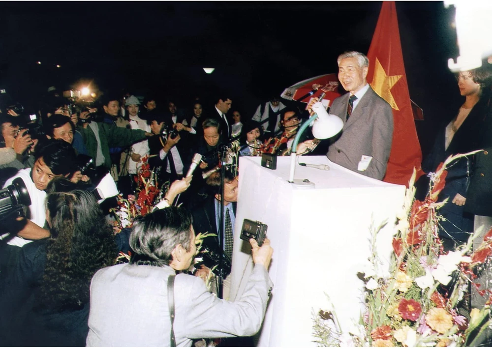 Đồng chí Nguyễn Cơ Thạch trả lời báo chí trong và ngoài nước năm 1994. (Ảnh tư liệu)