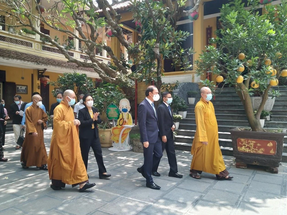Đoàn đại biểu ngoại giao và Hội đồng Trị sự Giáo hội Phật giáo Việt Nam tại Chùa Quán Sứ. (Ảnh minh họa: Minh Thu/Vietnam+)