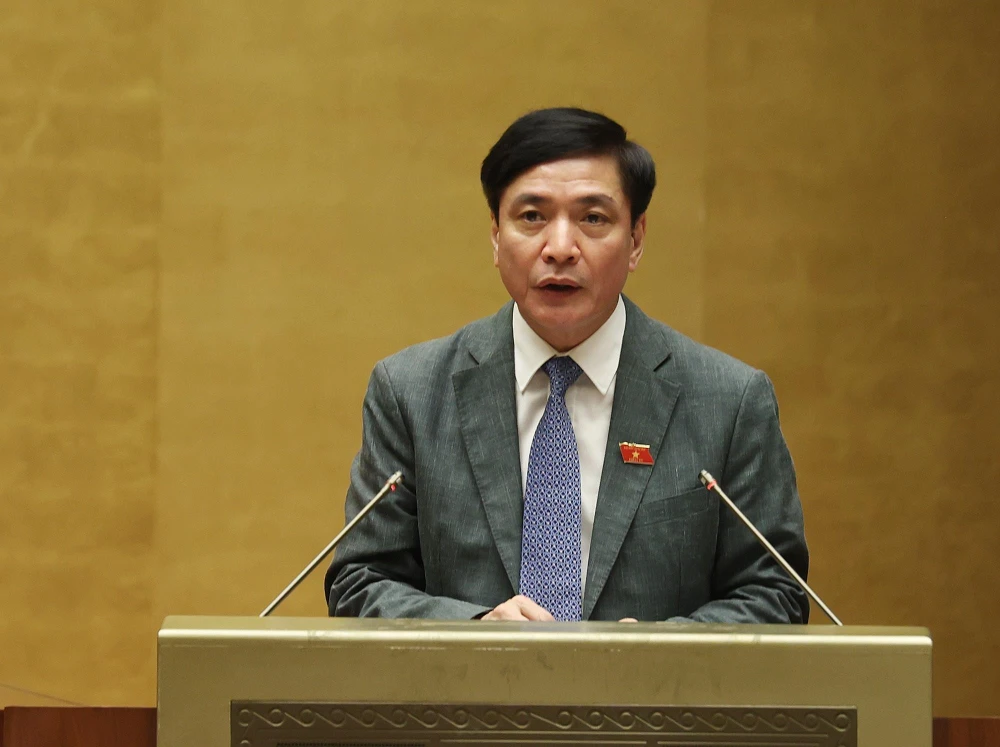 Tổng Thư ký Quốc hội Bùi Văn Cường trình bày Tờ trình về dự kiến Chương trình giám sát của Quốc hội năm 2022. (Ảnh: Dương Giang/TTXVN) 
