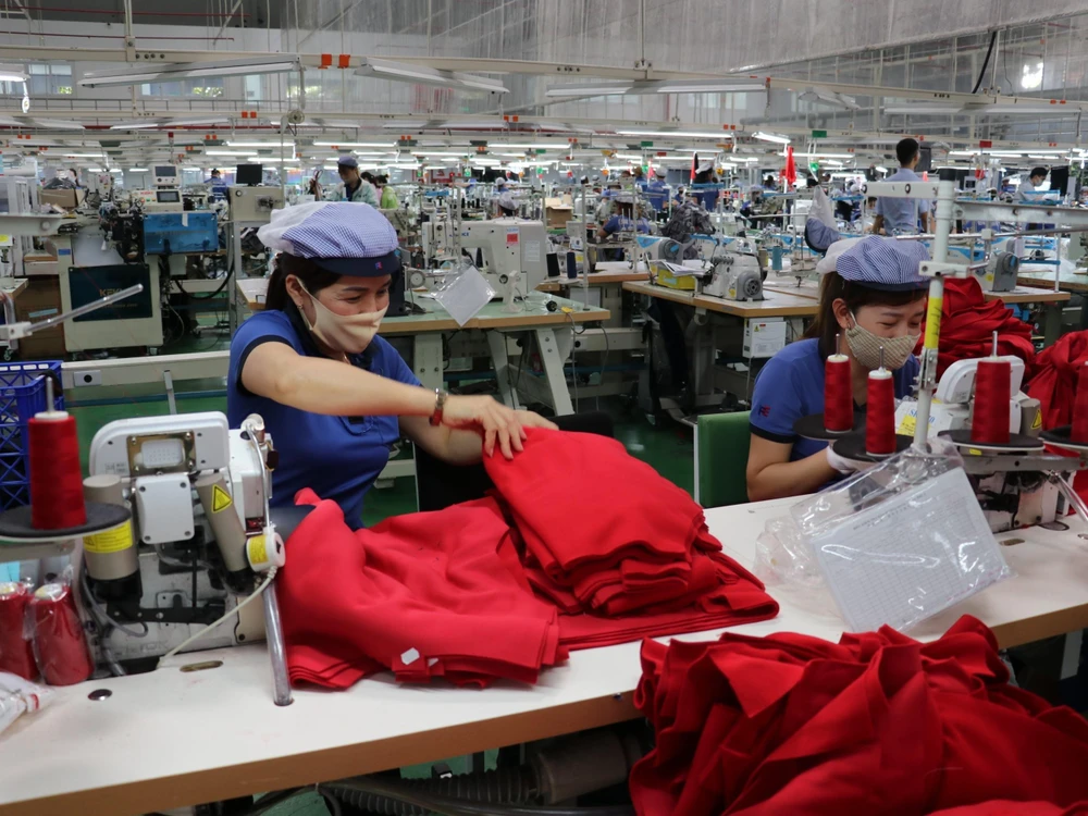 Công nhân tại Khu công nghiệp Bắc Đồng Phú (Bình Phước) sản xuất trong đại dịch. (Ảnh: Dương Chí Tưởng/TTXVN) 