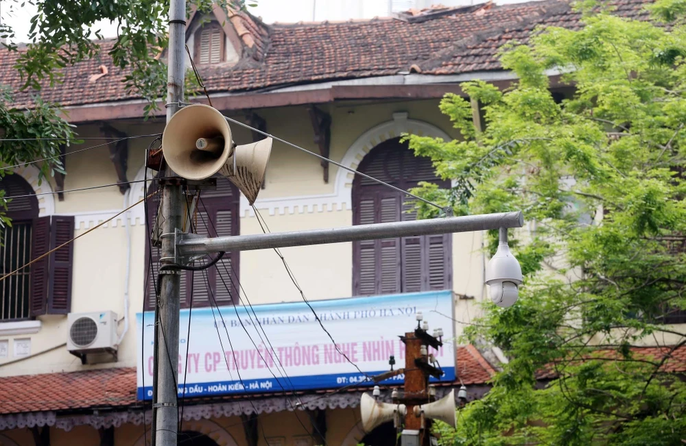 Một cụm loa phường Lý Thái Tổ hàng ngày đưa thông tin về phòng, chống dịch COVID-19 lan tỏa đến từng ngõ xóm, len lỏi tới mỗi gia đình. (Ảnh: Anh Tuấn/TTXVN)