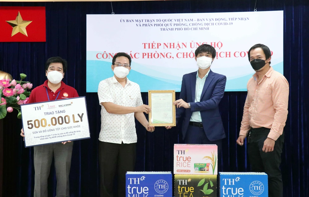 Đại diện Tập đoàn TH đã trao tặng người dân và lực lượng chống dịch Thành phố Hồ Chí Minh 500.000 sản phẩm sữa và đồ uống tốt cho sức khỏe. (Ảnh: PV/Vietnam+)