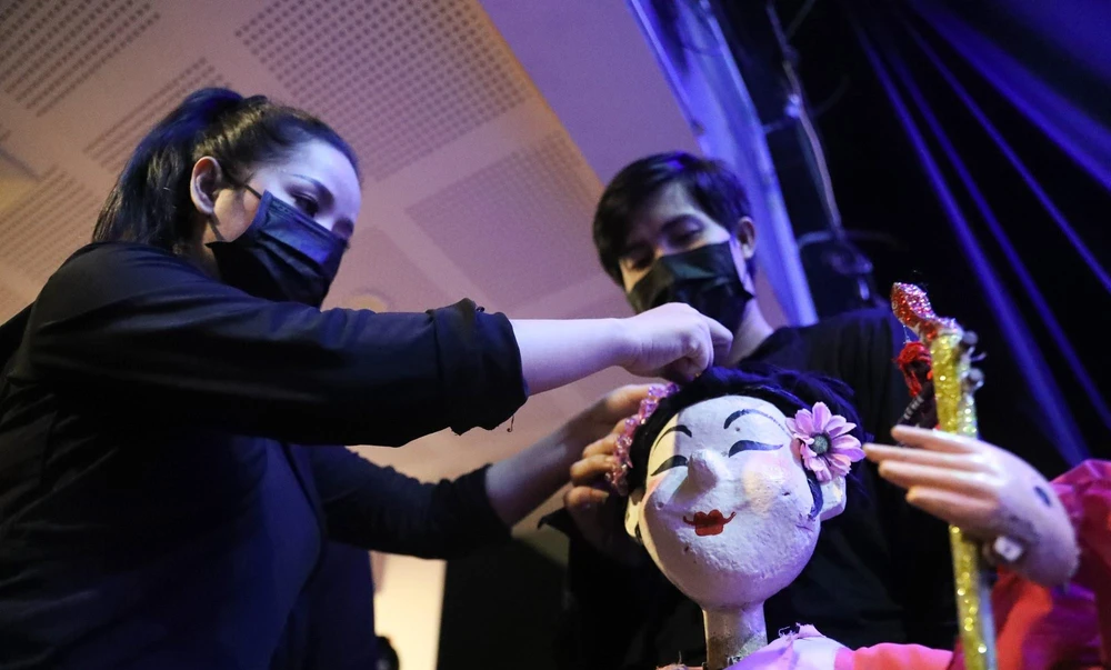 Ngay khi thành phố nới lỏng giãn cách, nghệ sỹ các nhà hát đang gấp rút chuẩn bị để trở lại phục vụ khán giả. (Ảnh: Nam Nguyễn/Vietnam+)