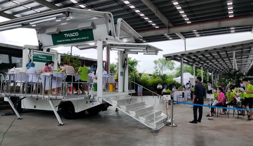 Tỉnh Thái Bình tổ chức tiêm vaccine phòng COVID-19 bằng xe lưu động cho công nhân. (Ảnh: Thế Duyệt/TTXVN)