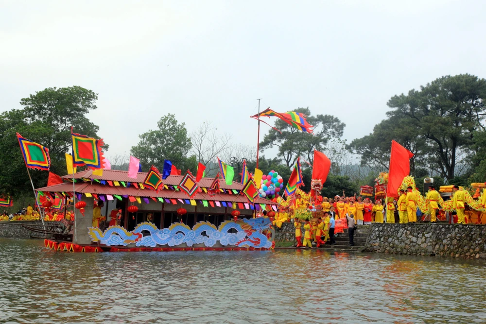 Lễ rước nước là một nghi lễ quan trọng trong Lễ hội Côn Sơn-Kiếp Bạc. Nước thiêng dùng để thờ cúng trong Phật điện, làm nghi lễ mộc dục (tắm tượng), cầu mùa, cầu nước…(Ảnh: Mạnh Tú/TTXVN)