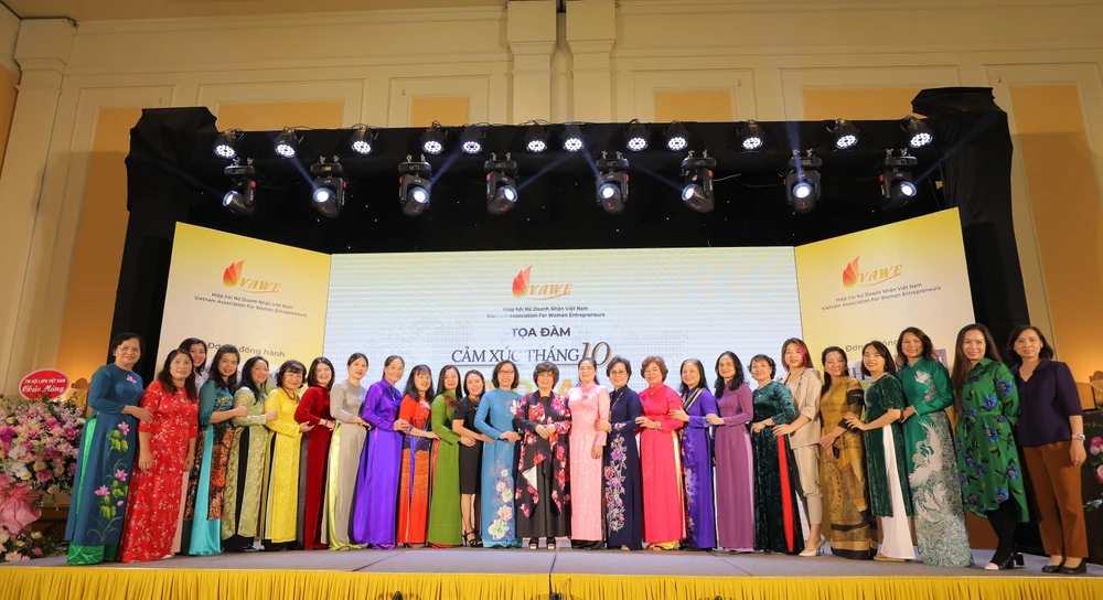 Bà Thái Hương, Chủ tịch Hội đồng Chiến lược Tập đoàn TH (giữa) và các thành viên Hiệp hội Nữ doanh nhân Việt Nam. (Ảnh: PV/Vietnam+)