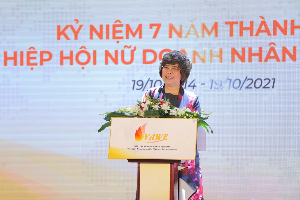 Bà Thái Hương, Chủ tịch Hiệp hội Nữ doanh nhân Việt Nam, Chủ tịch Hội đồng Chiến lược Tập đoàn TH, phát biểu khai mạc sự kiện. (Ảnh: PV/Vietnam+)