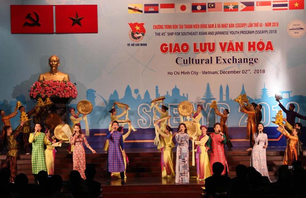 Tiết mục văn nghệ đặc sắc của Việt Nam tại chương trình giao lưu văn hóa giữa đại biểu Tàu Thanh niên Đông Nam Á và Nhật Bản. (Ảnh: Xuân Dự/TTXVN)