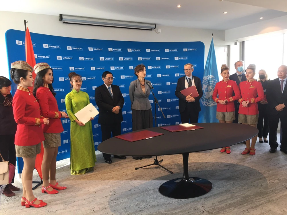 Thủ tướng Phạm Minh Chính chứng kiến lễ ký Thỏa thuận hợp tác giữa UNESCO và Tập đoàn SOVICO trong việc thúc đẩy mạng lưới các thành phố sáng tạo và phát triển du lịch bền vững tại Việt Nam. (Ảnh: UNESCO)