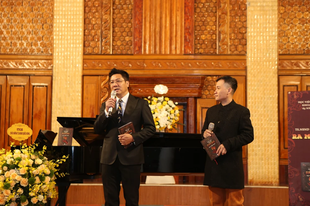 Nghệ sỹ nhân dân Đỗ Quốc Hưng (trái) vừa ra mắt công trình nghiên cứu trong 10 năm của ông về opera. (Ảnh: PV/Vietnam+)
