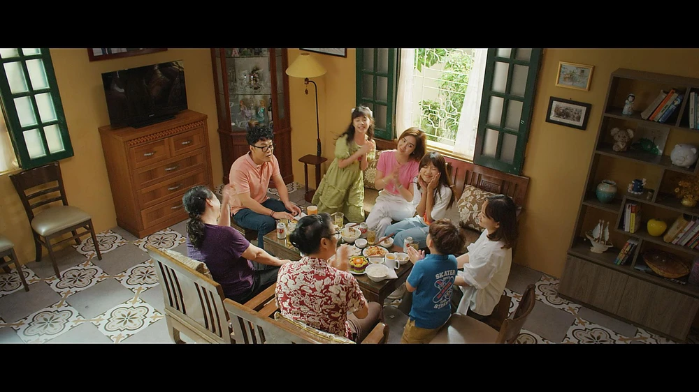 Bộ phim xoay quanh gia đình bà Nga và ba cô con gái Vân Khánh, Vân Trang và Vân Vân. (Ảnh: VFC)