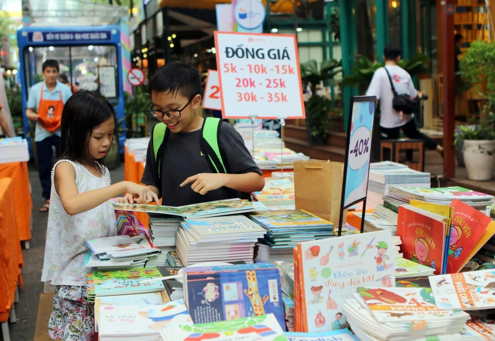 Thiếu nhi tham quan hội chợ sách tại Thành phố Hồ Chí Minh. (Ảnh: Thanh Vũ/TTXVN)