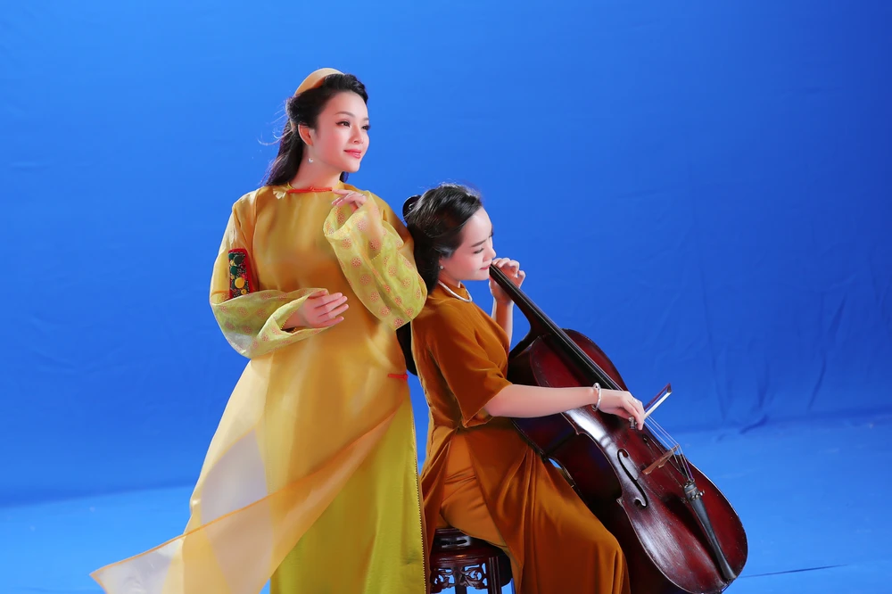 Ca sỹ Tân Nhàn và nghệ sỹ cello Đinh Hoài Xuân đã tạo nên không gian mới cho bài xẩm cổ truyền. (Ảnh: Hòa Nguyễn/Vietnam+)
