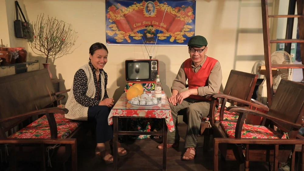 Hai nghệ sỹ Đức Khuê và Tú Oanh tái hiện thời bao cấp trong chương trình "Lịch Vạn Xuân." (Ảnh: VTV)