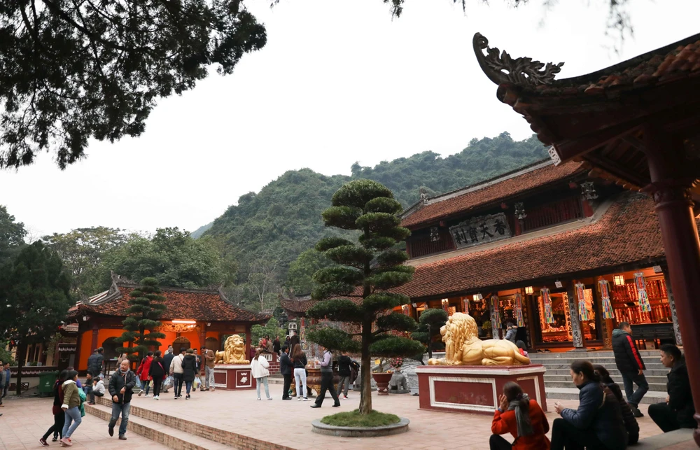 Lễ hội chùa Hương năm Canh Tý 2020 thu hút 15 vạn khách thập phương. (Ảnh: Thanh Tùng/TTXVN)