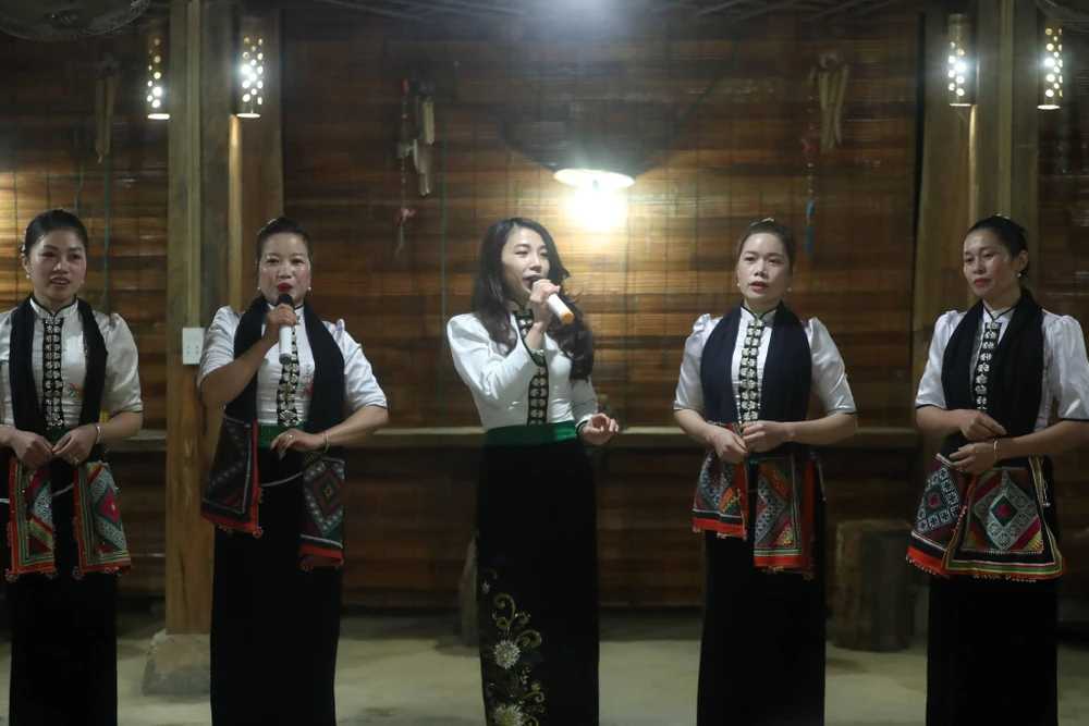 Bằng lời ca, tiếng hát, những người phụ nữ Thái ở bản Vặt, Mộc Châu, Sơn La đang góp phần gìn giữ và quảng bá văn hóa dân tộc. (Ảnh: PV/Vietnam+)