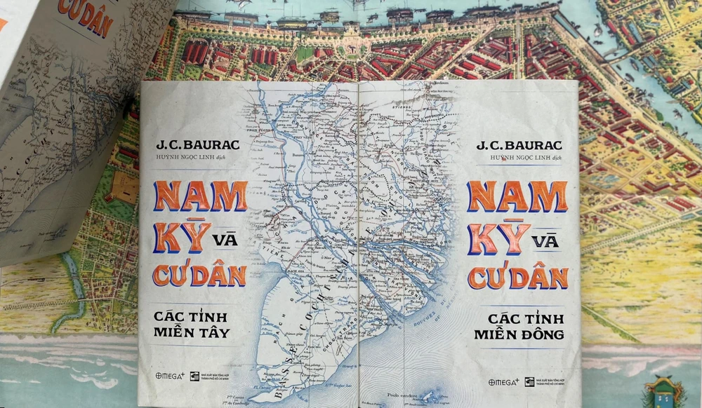 Hai cuốn sách ghép lại tạo thành bản đồ hoàn chỉnh vùng đất miền Nam thế kỷ 19. (Ảnh: PV/Vietnam+)