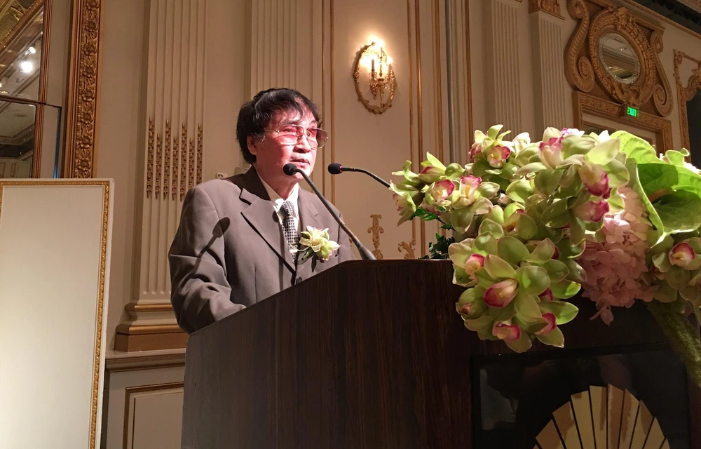 Nhà văn Trần Mai Hạnh phát biểu tại Lễ trao Giải thưởng Văn học ASEAN 2015 tại Bangkok, Thái Lan (tháng 12/2015). (Ảnh: NVCC)